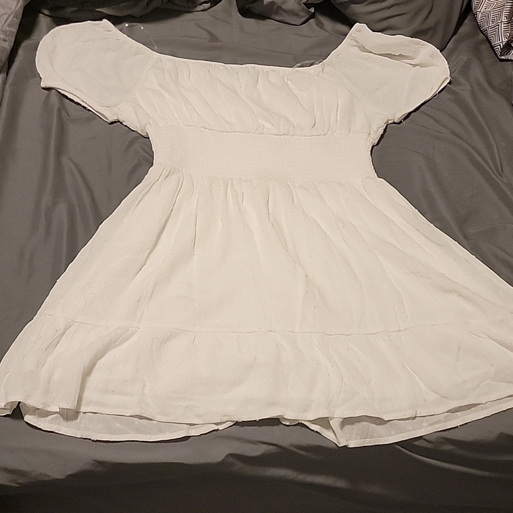 White puff sleeve dress